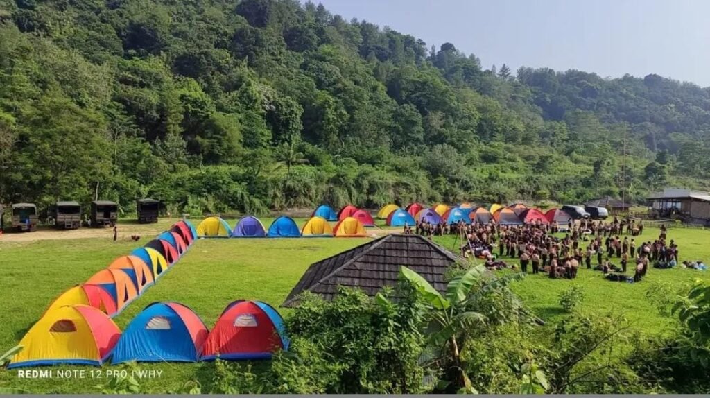 Sisi Cai Camp Ground Sentul dengan area tenda dan pemandangan alam