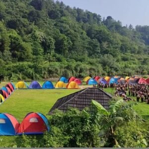 Sisi Cai Camp Ground Sentul dengan area tenda dan pemandangan alam