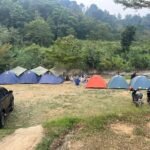 Tenda camping di tepi sungai Sisi Cai Sentul